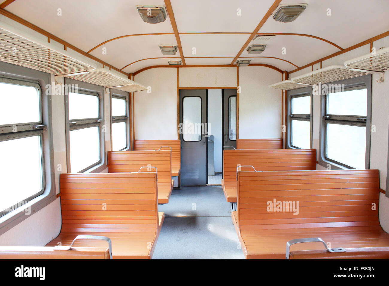 À l'intérieur de transport de train électrique avec des banquettes en bois Banque D'Images