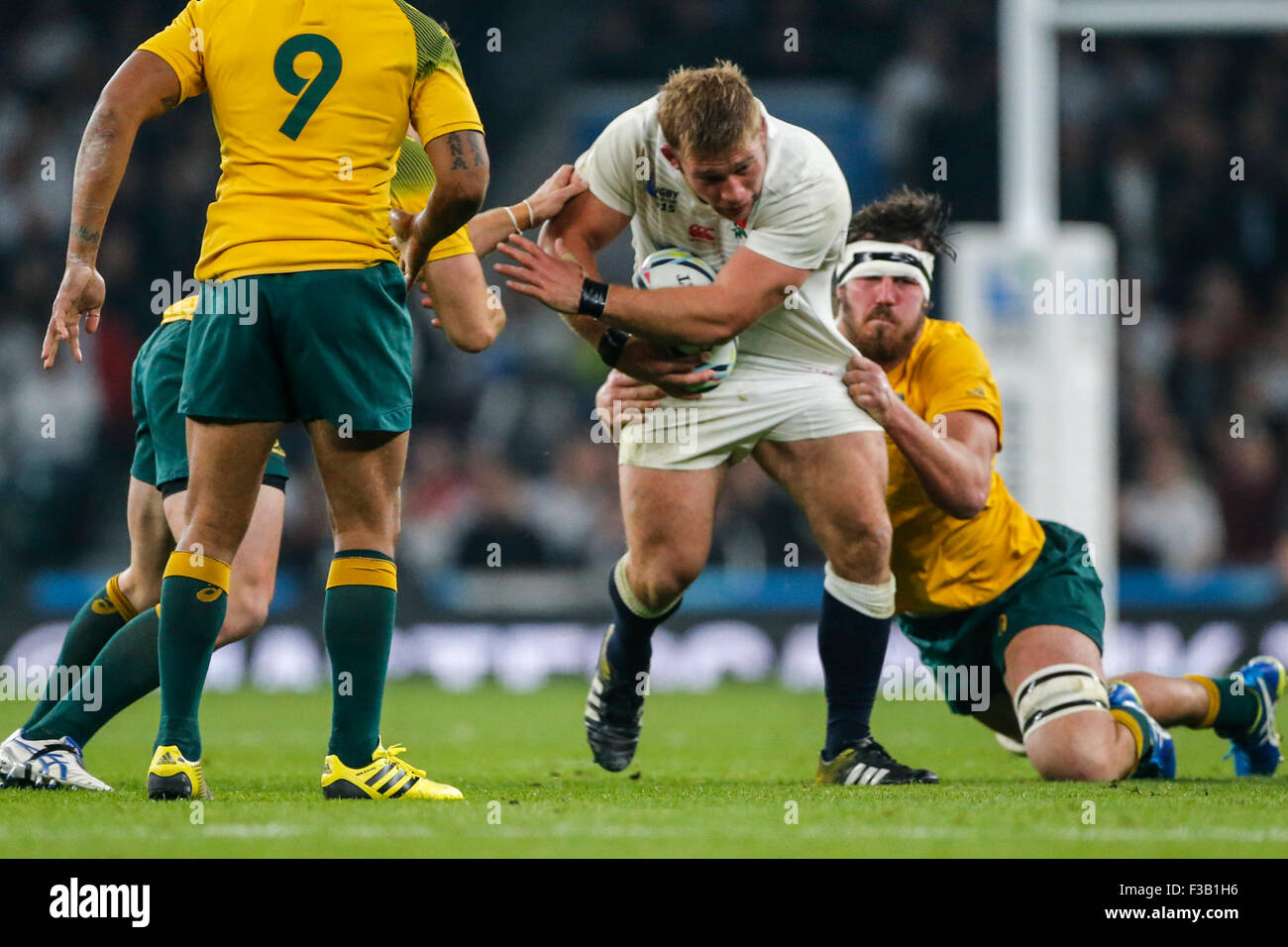 Le stade de Twickenham, London, UK. 06Th Oct, 2015. Coupe du Monde de Rugby. L'Angleterre contre l'Australie. Tom Youngs d'Angleterre est abordé par Kane Douglas de l'Australie. Score final : 13-33 l'Angleterre l'Australie. © Plus Sport Action/Alamy Live News Banque D'Images Le stade de Twickenham, London, UK. 06Th Oct, 2015. Coupe du Monde de Rugby. L'Angleterre contre l'Australie. Tom Youngs d'Angleterre est abordé par Kane Douglas de l'Australie. Score final : 13-33 l'Angleterre l'Australie. © Plus Sport Action/Alamy Live News Banque D'Images