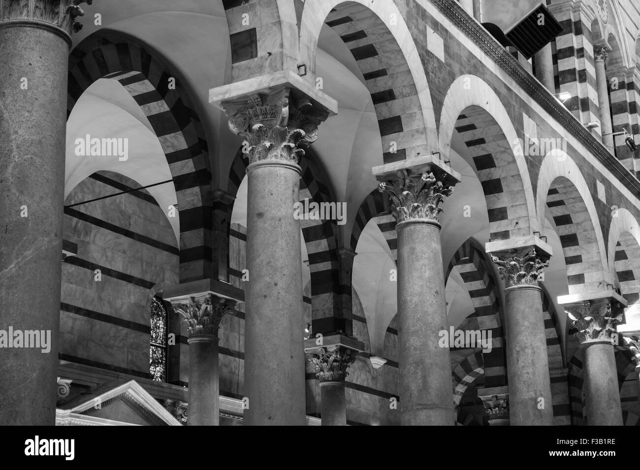 Colonnes et arcades de l'intérieur, la cathédrale de Pise, le Duomo, la Piazza dei Miracoli, Pisa, Toscane, Italie Banque D'Images