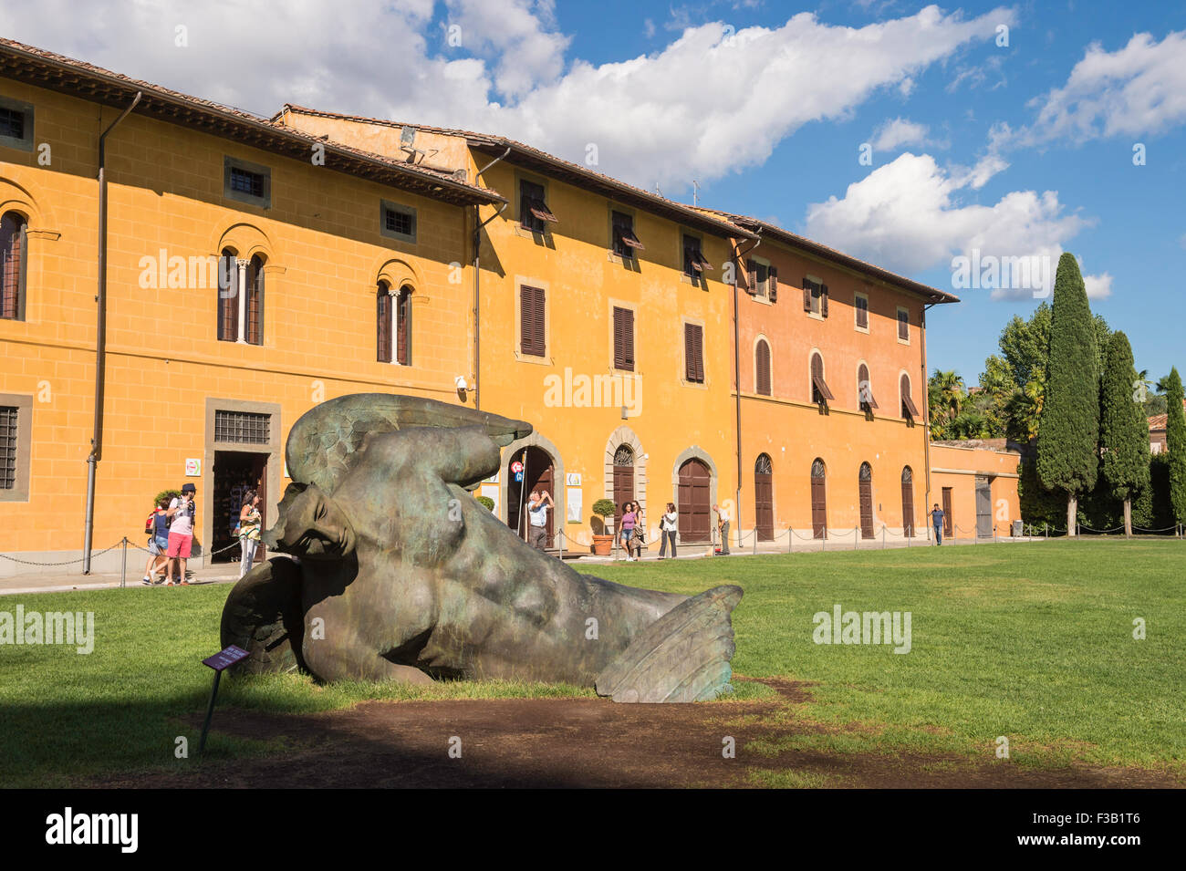 Icarus caduto, Icarus tombé, par l'artiste polonais Igor Mitoraj, Museo dell'Opera del Duomo, à Pise, Toscane, Italie Banque D'Images