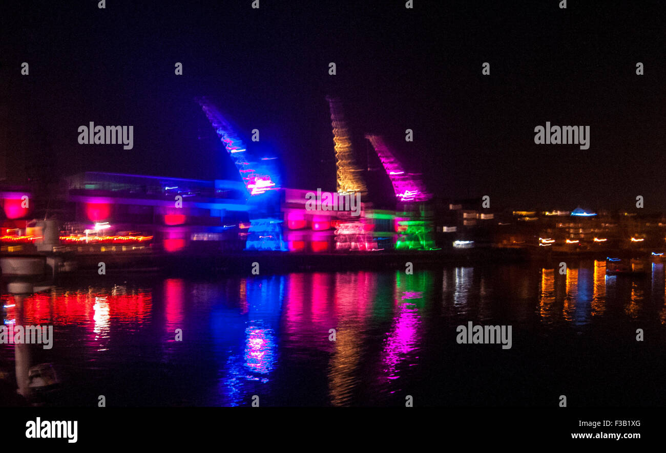 Bristol, Royaume-Uni. 3 octobre, 2015. Le harborside était illuminé et est devenu un élément central pour le mouvement, la couleur, et de la danse dans la ville. Cette superbe performance a vu les phares, bateaux à rames, des chorales, de la musique live, et certains Bhangra RSVP synchronisés incroyable danse de la grue ! Une collaboration entre Laura, Kriefman qui conçu et chorégraphié, avec M-remise, Underfall Yard, RSVP, le Balmoral, et le bassin hydrographique. Dans le cadre de l'inauguration de l'espace/FILAIRE Creative Fellowship, le spectacle a été créé pour durer 40 minutes et a eu lieu sur l'eau à côté de l'Arnolfini. Credit : Chandra Prasad/Alamy vivre Banque D'Images