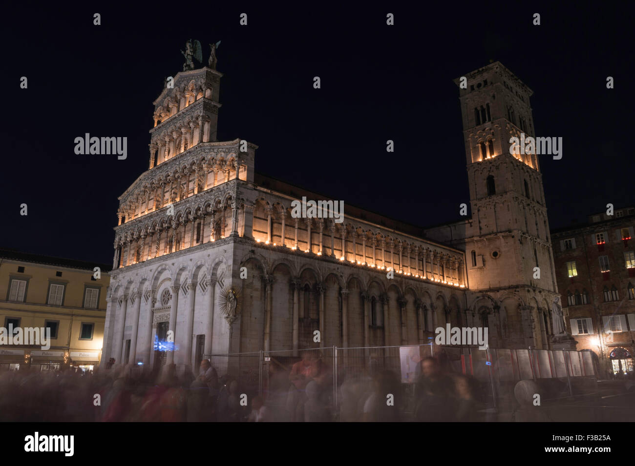 La lumière des bougies à San Michele in Foro, Luminaria di Santa Croce, basilique catholique romaine église, Lucca, Toscane, Italie Banque D'Images