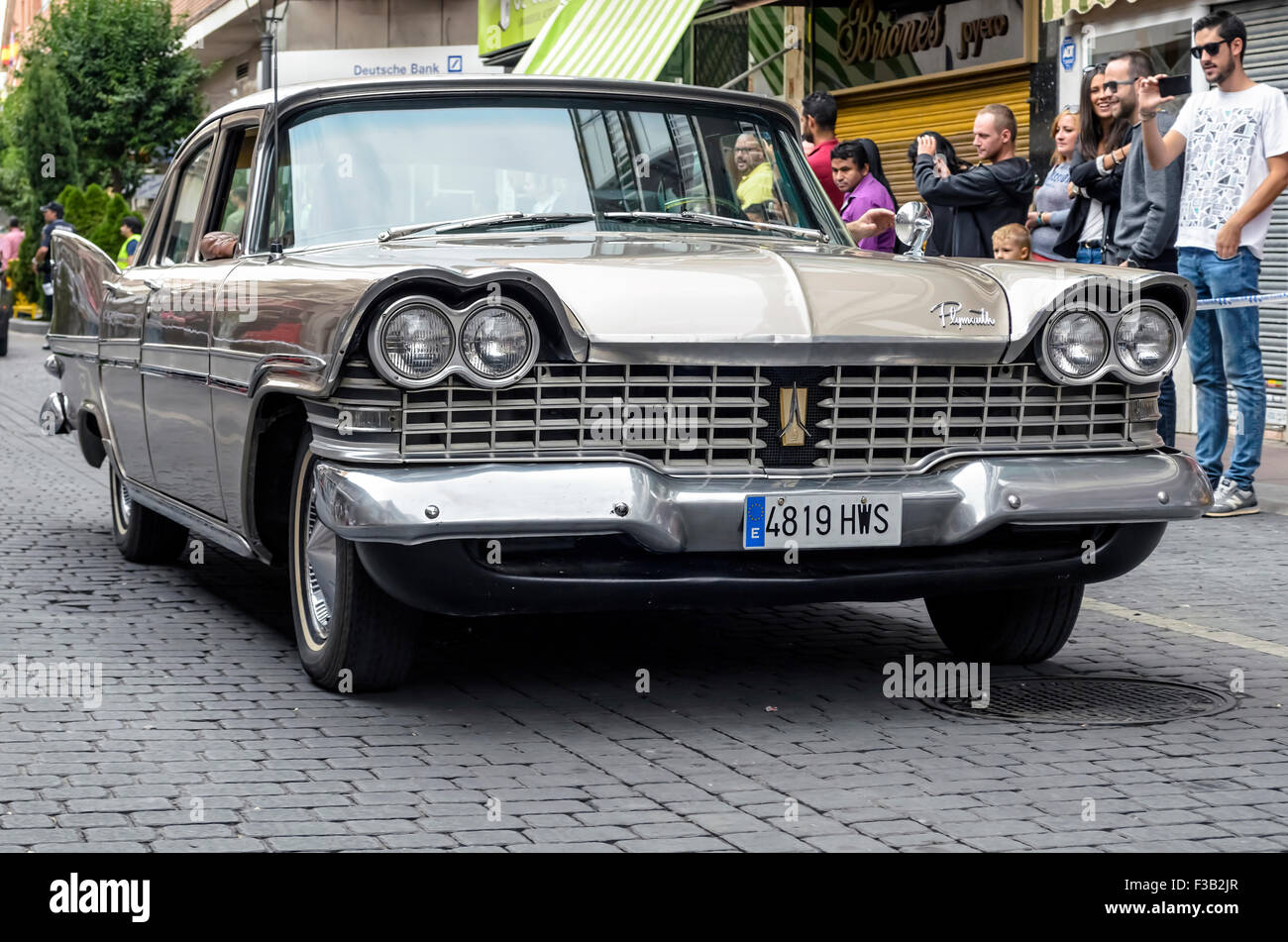 Torrejon de Ardoz, Espagne. 3 octobre, 2015. Réunion des voitures américaines classiques, au cours de la fête patronale des festivals, par les rues de Torrejon de Ardoz, sur 3 Octobre 2015. Belle couleur champagne voiture, Plymouth Fury de 1959. Credit : Russet pomme/Alamy Live News Banque D'Images