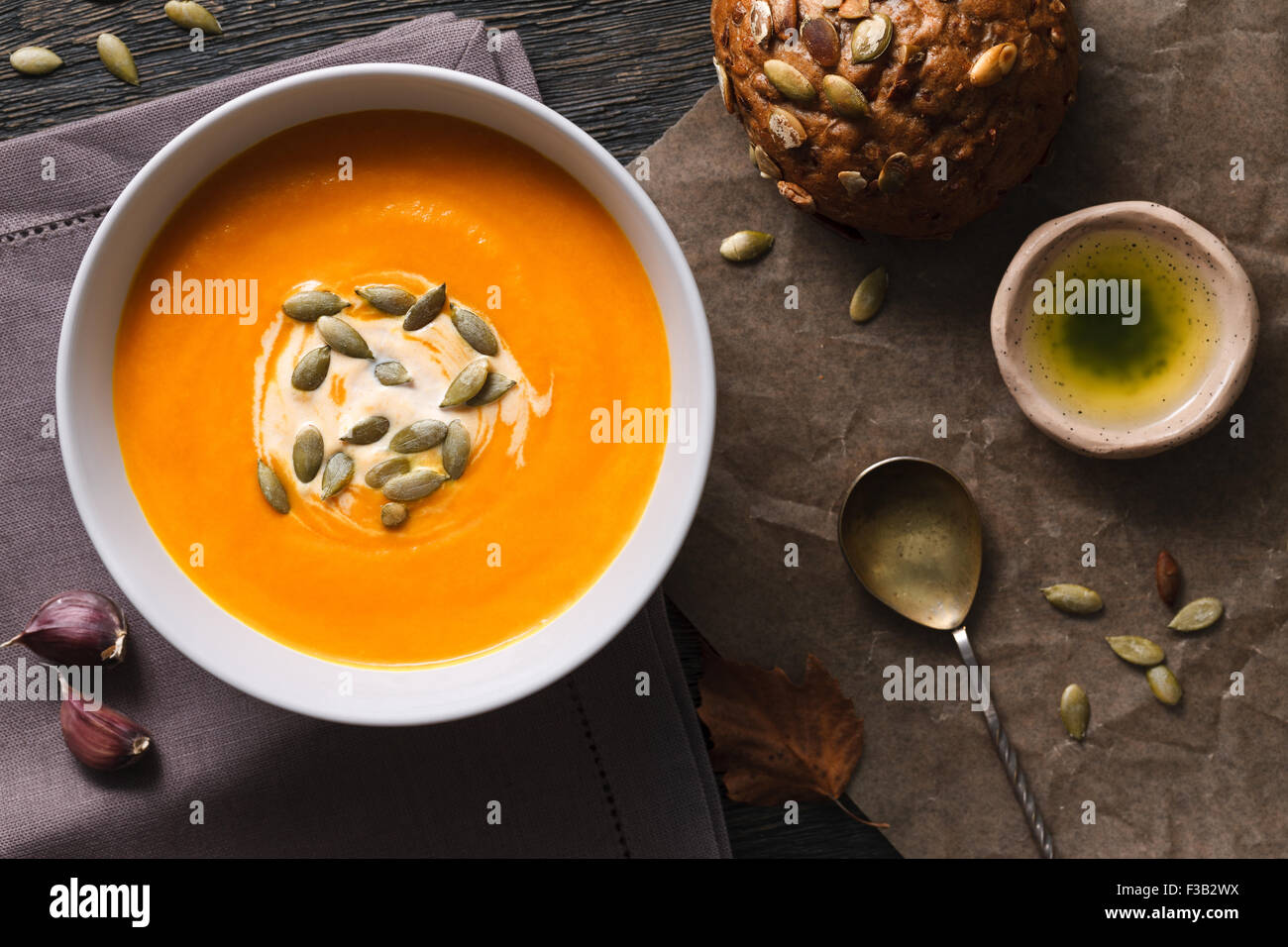 Un repas avec une traditionnelle soupe au potiron et juste cuit avec interdiction de seigle Graines et huile d'olive. Banque D'Images