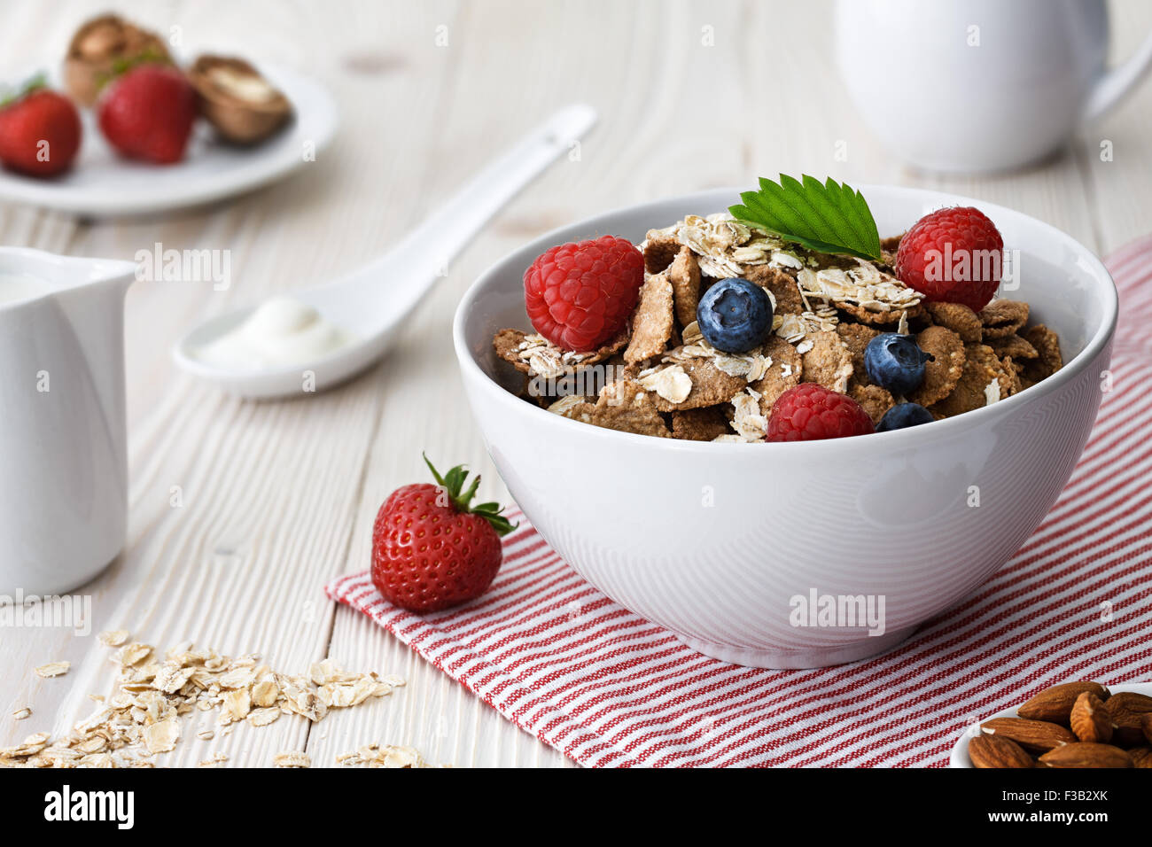 Petit-déjeuner sain avec naturel , flocons multigrains framboises, bleuets et amandes. Banque D'Images