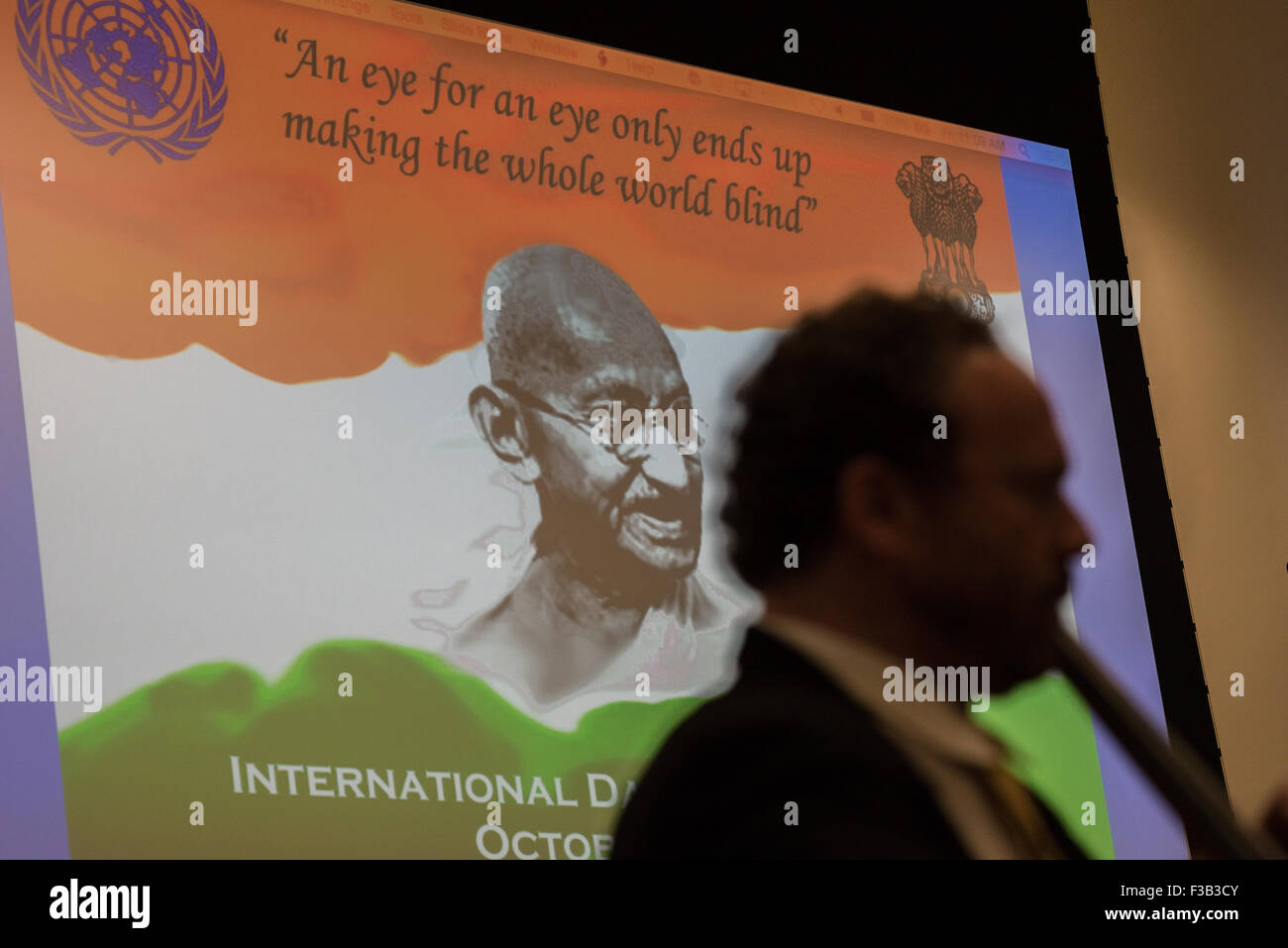 New York, États-Unis. 09Th Oct, 2015. Michael Fitzpatrick effectue alors qu'un moniteur vidéo affiche le logo de l'événement. Une manifestation spéciale organisée par la Mission permanente de l'Inde à l'Organisation des Nations Unies a été organisée pour célébrer la Journée internationale de la non-violence, marquant la naissance du Mahatma Gandhi et de son héritage. © Albin Lohr-Jones/Pacific Press/Alamy Live News Banque D'Images