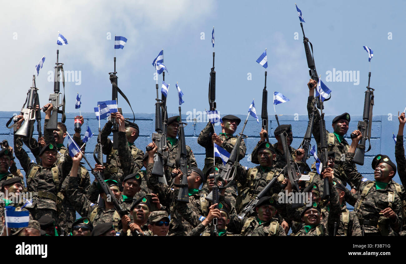 Tegucigalpa, Honduras. 3e oct, 2015. Des soldats des Forces armées du Honduras prendre part au cours de la célébration de la Journée du soldat au stade national de Tegucigalpa, capitale du Honduras, le 3 octobre 2015. Selon la presse locale, chaque 3 Octobre est célébré au Honduras, le jour du soldat, pour marquer la commémoration de la naissance du général Francisco Morazan Honduras. © Rafael Ochoa/Xinhua/Alamy Live News Banque D'Images