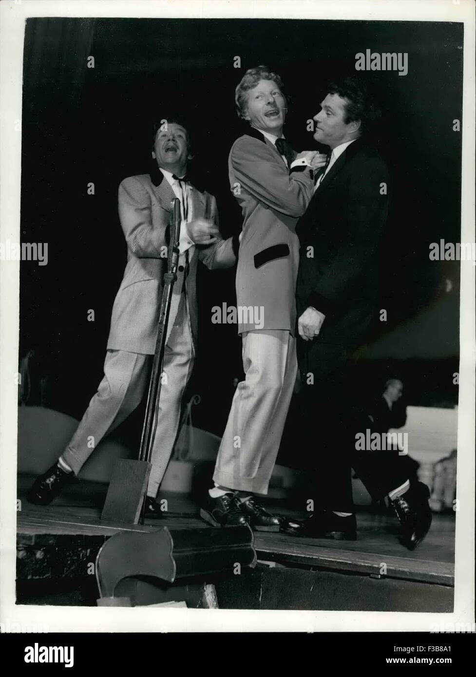 04 janvier 1968 - Stars devenir ''Teddy Boys'' pour la charité. Mills - Kaye - Olivier trio. : Écran stars John Mills - Danny Kaye et Laurence Olivier devait être vu dans ''Teddy Boy'' tenues au London Palladium cet après-midi à répéter pour qu'il parties ils sont à prendre dans les ''nuit de 100 étoiles'' Charity Show qui aura lieu à minuit, il y a demain. Sur la photo, de gauche à droite : John Mills ; Danny Kaye et Laurence Olivier sur la scène du London Palladium cet après-midi. (Crédit Image : © Keystone Press Agency/Keystone USA par ZUMAPRESS.com) Banque D'Images