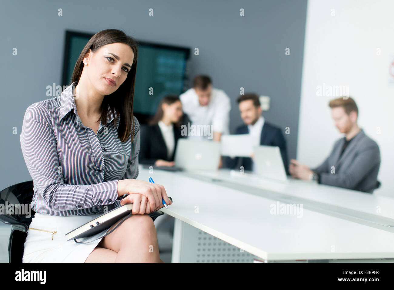 Les jeunes travaillant dans le bureau Banque D'Images