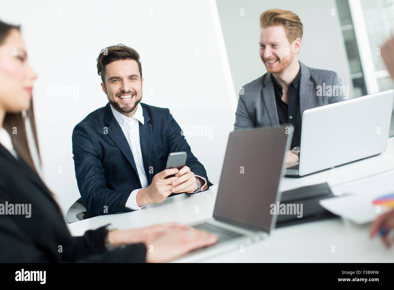 Les jeunes travaillant dans le bureau Banque D'Images