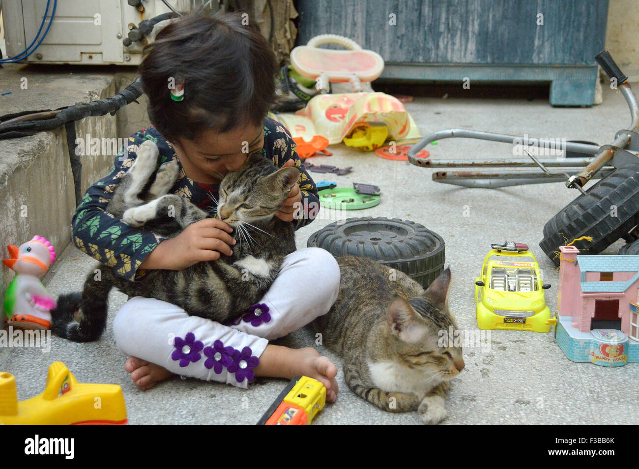 L'Inde. 09Th Oct, 2015. Une petite fille jouant avec le chaton lors de la "Journée mondiale des animaux". Journée mondiale des animaux est une journée d'action internationale pour les droits des animaux et le bien-être célébrée chaque année le 4 octobre, jour de la fête de François d'Assise, le saint patron des animaux. Il a commencé en 1931 à un congrès d'écologistes à Florence, en Italie, qui souhaite mettre l'accent sur la situation des espèces en voie de disparition. © Shaukat Ahmed/Pacific Press/Alamy Live News Banque D'Images