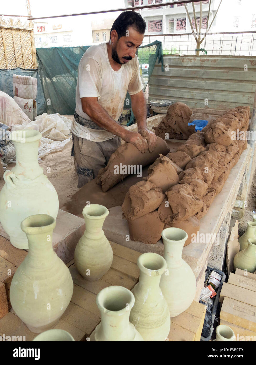 Bagdad, Iraq. 4ème Oct, 2015. Abu Ibrahim rend Bols de poterie dans son atelier de Kadhimiya, l'Iraq, le 4 octobre 2015. Abu Ibrahim a reçu l'illumination professionnel de l'industrie de l'argile dans son enfance, de son père et grand-père. Comme cette traditionnelle hand craft est devenu rare en Iraq depuis le début des années 1970, Abu Ibrahim garde encore et il produit des poteries. © Khalil Dawood/Xinhua/Alamy Live News Banque D'Images