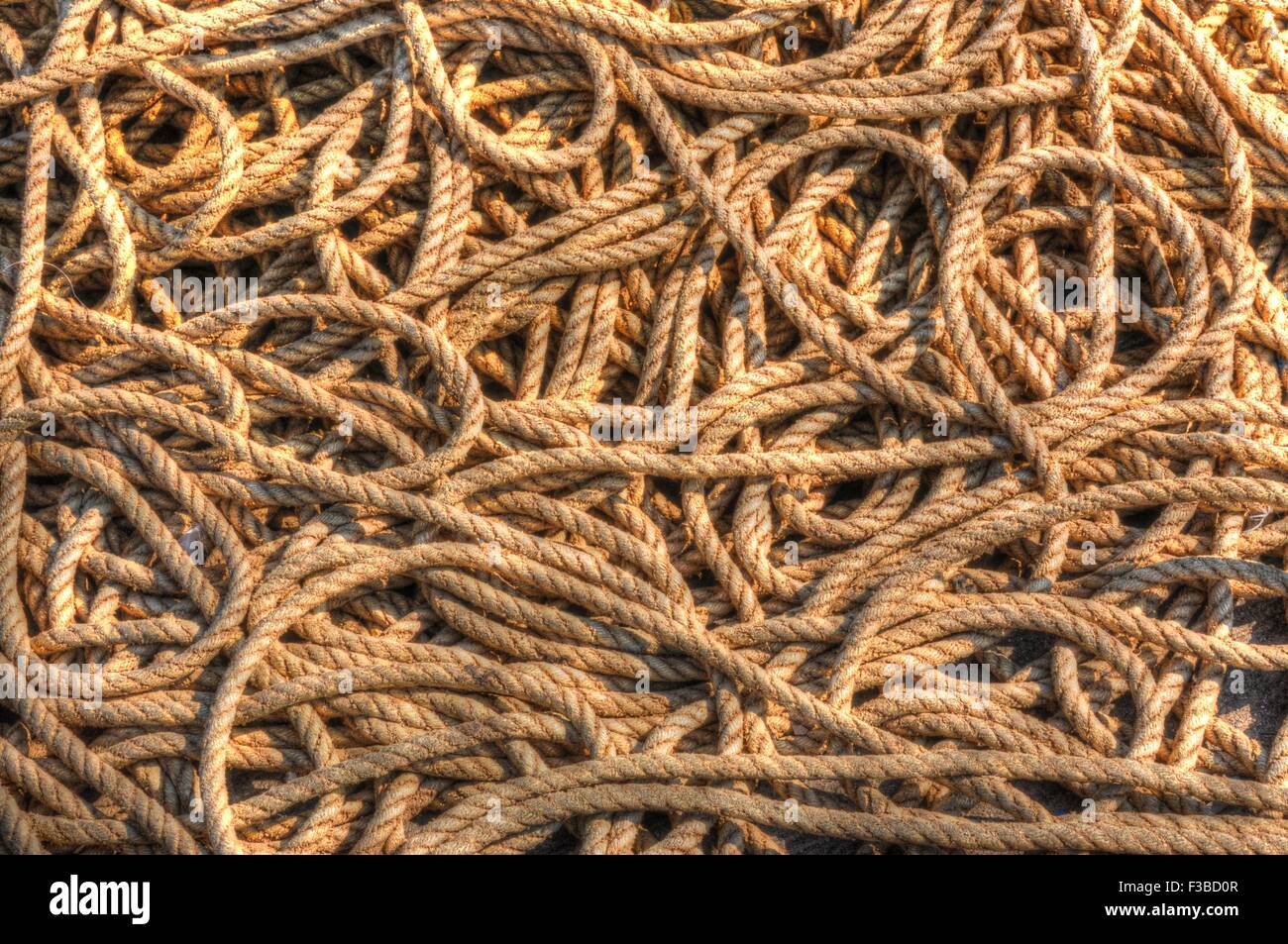 Un tas de corde sur le quai, à gauche par des pêcheurs Banque D'Images