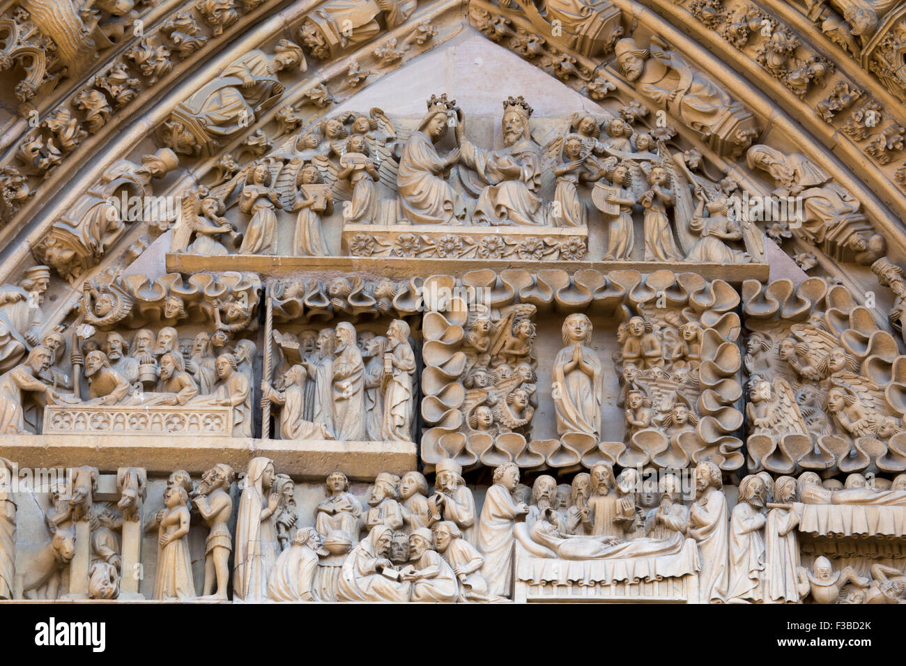 Tympan dans la Collégiale Saint-Thiébaut de Thann, Alsace, France. Banque D'Images