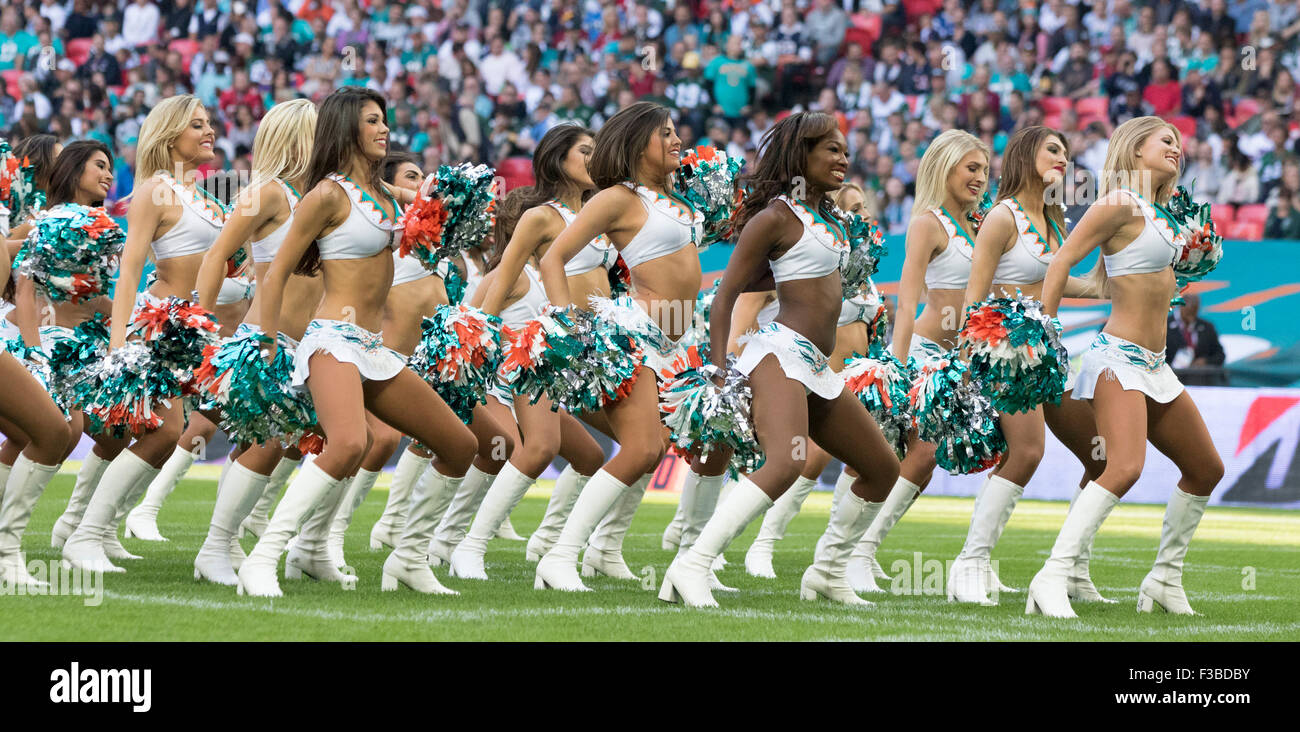 Le stade de Wembley, Londres, Royaume-Uni. 08Th Oct, 2015. NFL International Series. Les Dolphins de Miami et New York Jets. Miami Dolphins Cheerleaders effectuer pour les partisans au cours du premier trimestre. Credit : Action Plus Sport/Alamy Live News Banque D'Images