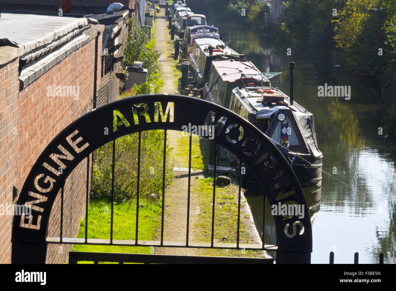 Canal du bras moteur moorings Banque D'Images
