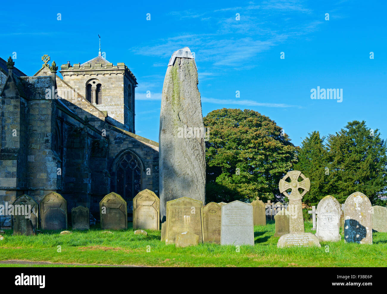 Pierre debout dans le cimetière de l'église All Saints, dans le village de Rudston, East Riding of Yorkshire, Angleterre, Royaume-Uni Banque D'Images