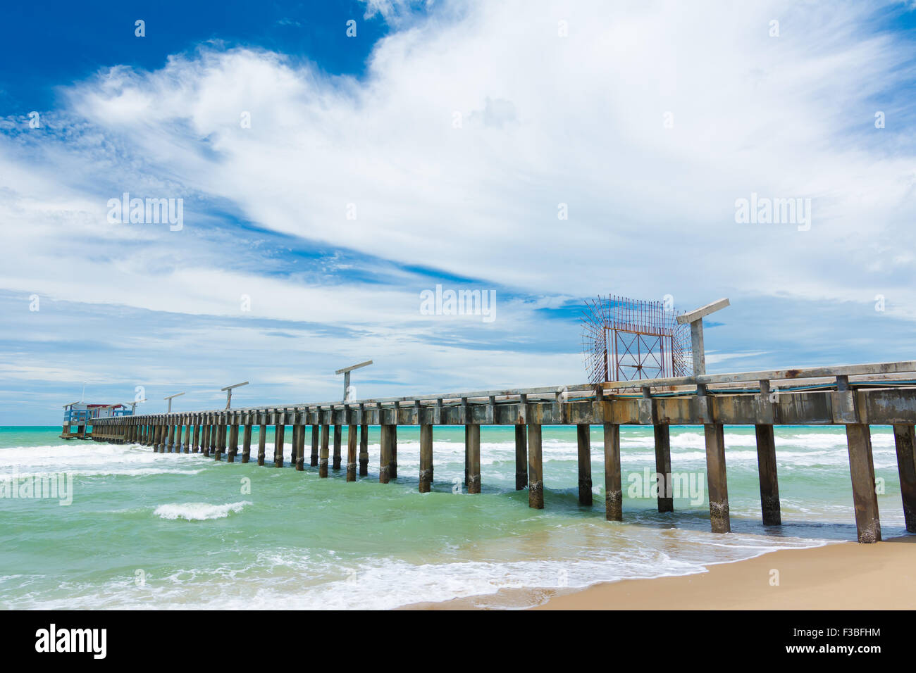 Long pont sur la plage avec ciel bleu Banque D'Images