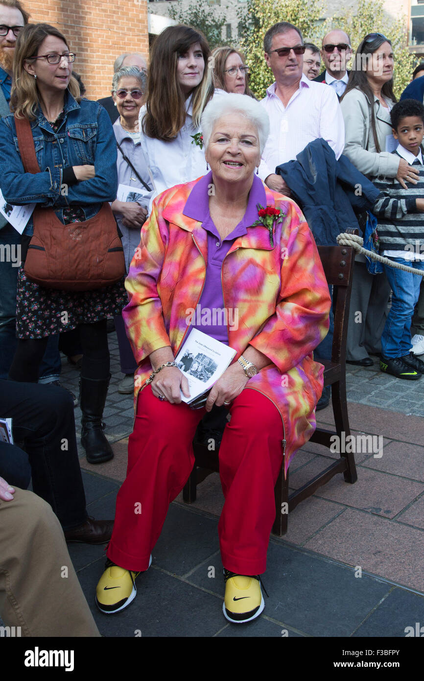 Stratford, London, UK. 04/10/2015. Ancien EastEnders actrice Pam Saint-clément. Cérémonie de dévoilement de la sculpture de Joan Littlewood Philip Jackson en place du théâtre en dehors du Theatre Royal Stratford East. Banque D'Images