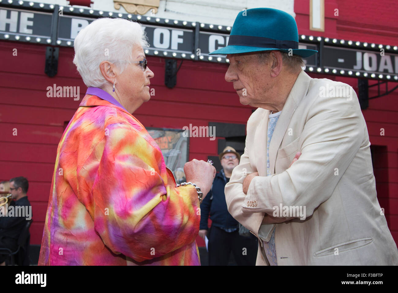 Stratford, London, UK. 04/10/2015. Pam acteurs Saint-clément et Sir Ian McKellen en conversation. Cérémonie de dévoilement de la sculpture de Joan Littlewood Philip Jackson en place du théâtre en dehors du Theatre Royal Stratford East. Banque D'Images