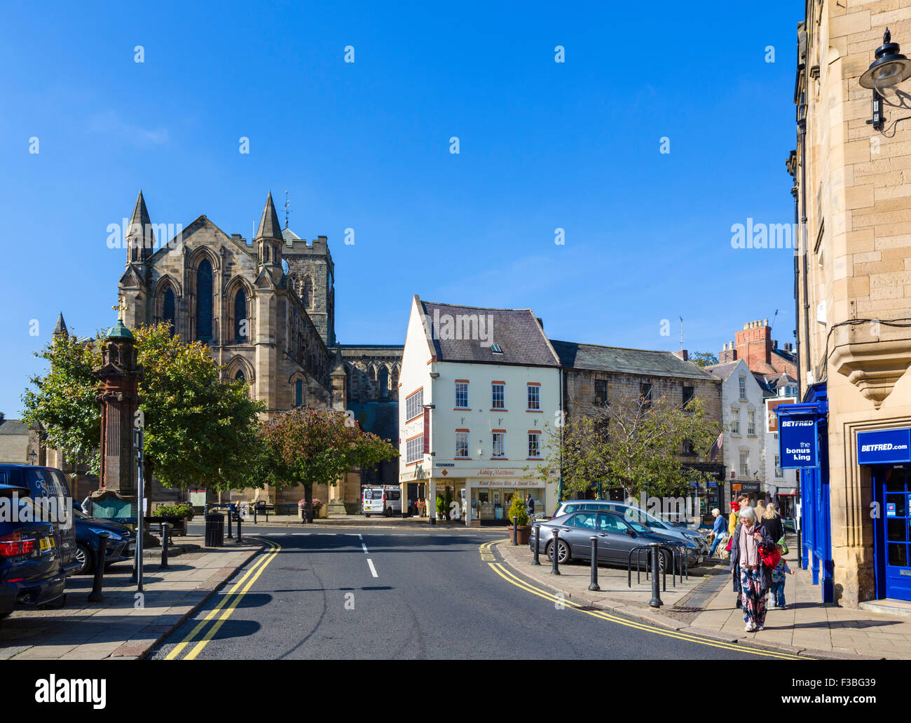 La Place du marché dans le centre-ville en direction de l'abbaye, Hexham, Northumberland, England, UK Banque D'Images