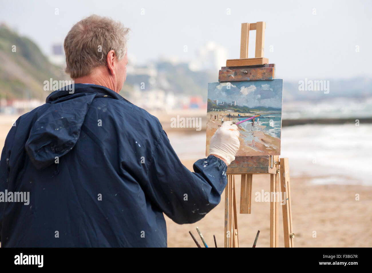 Bournemouth, Dorset, UK 4 octobre 2015. Artiste immortalise la beauté de la station balnéaire de Bournemouth et le littoral à la plage de Bournemouth, Dorset, UK - peinture sur chevalet. Credit : Carolyn Jenkins/Alamy Live News Banque D'Images