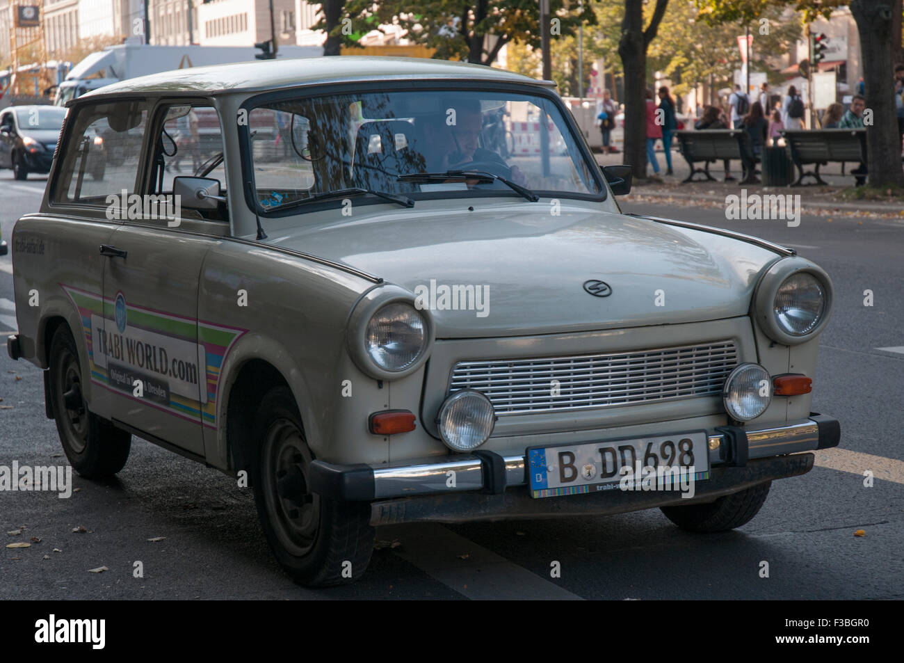 Voiture Trabant est-allemand en usage pour des visites de la ville de Berlin Banque D'Images
