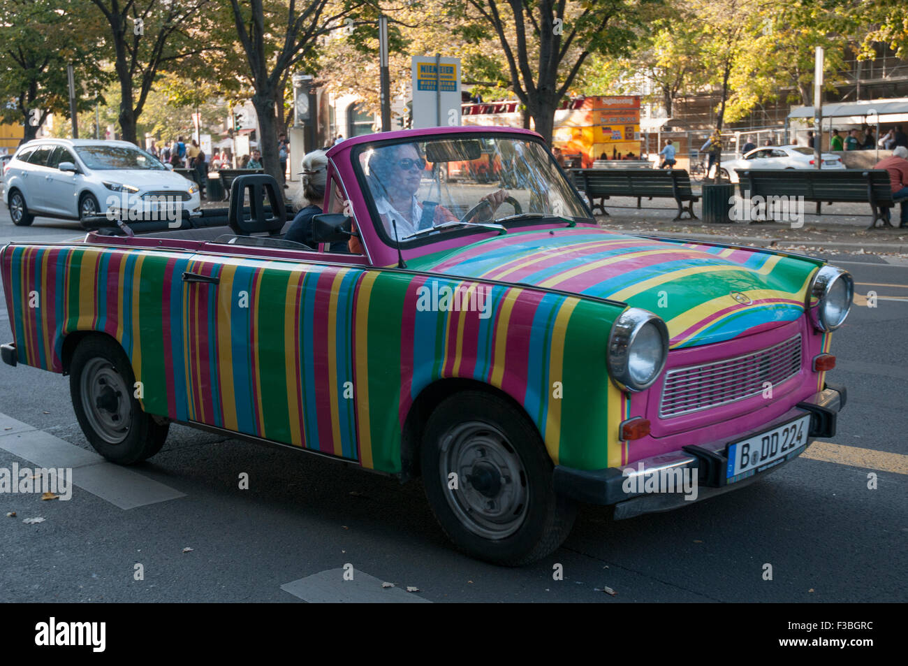 Voiture Trabant est-allemand en usage pour des visites de la ville de Berlin Banque D'Images