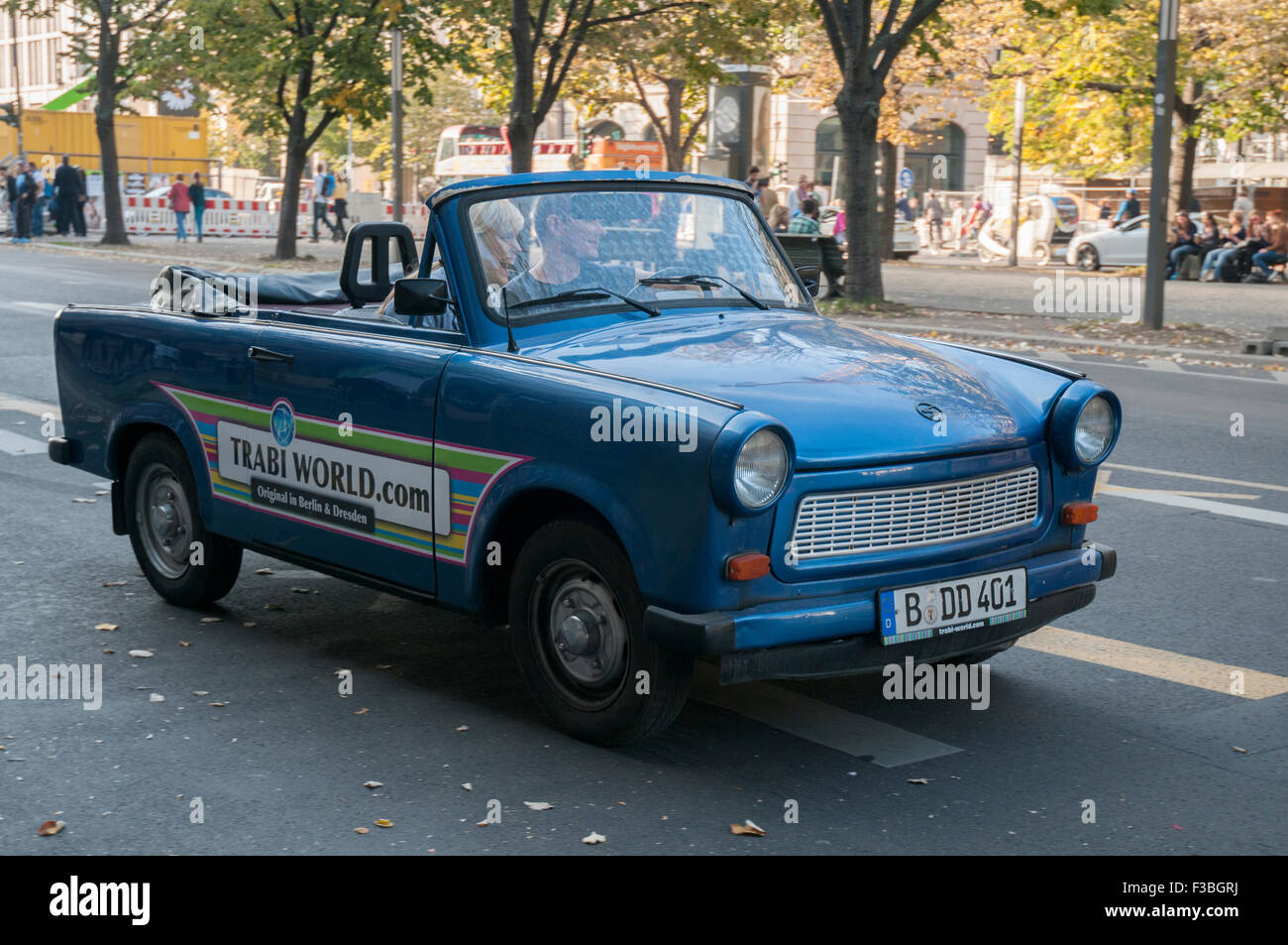 Voiture Trabant est-allemand en usage pour des visites de la ville de Berlin Banque D'Images