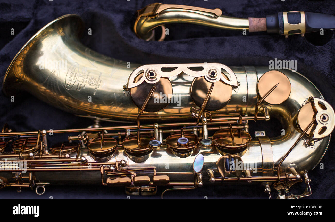 Saxophone ténor en cas, fermer Banque D'Images