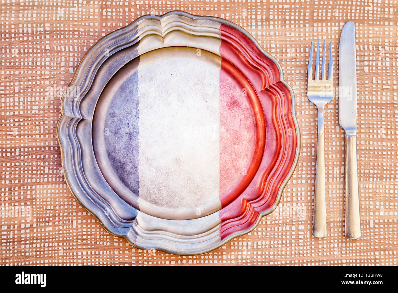 Cuisine française - assiette et couverts / Concept de cuisine française avec plaque vide de couleur avec les couleurs du drapeau français à côté de s Banque D'Images
