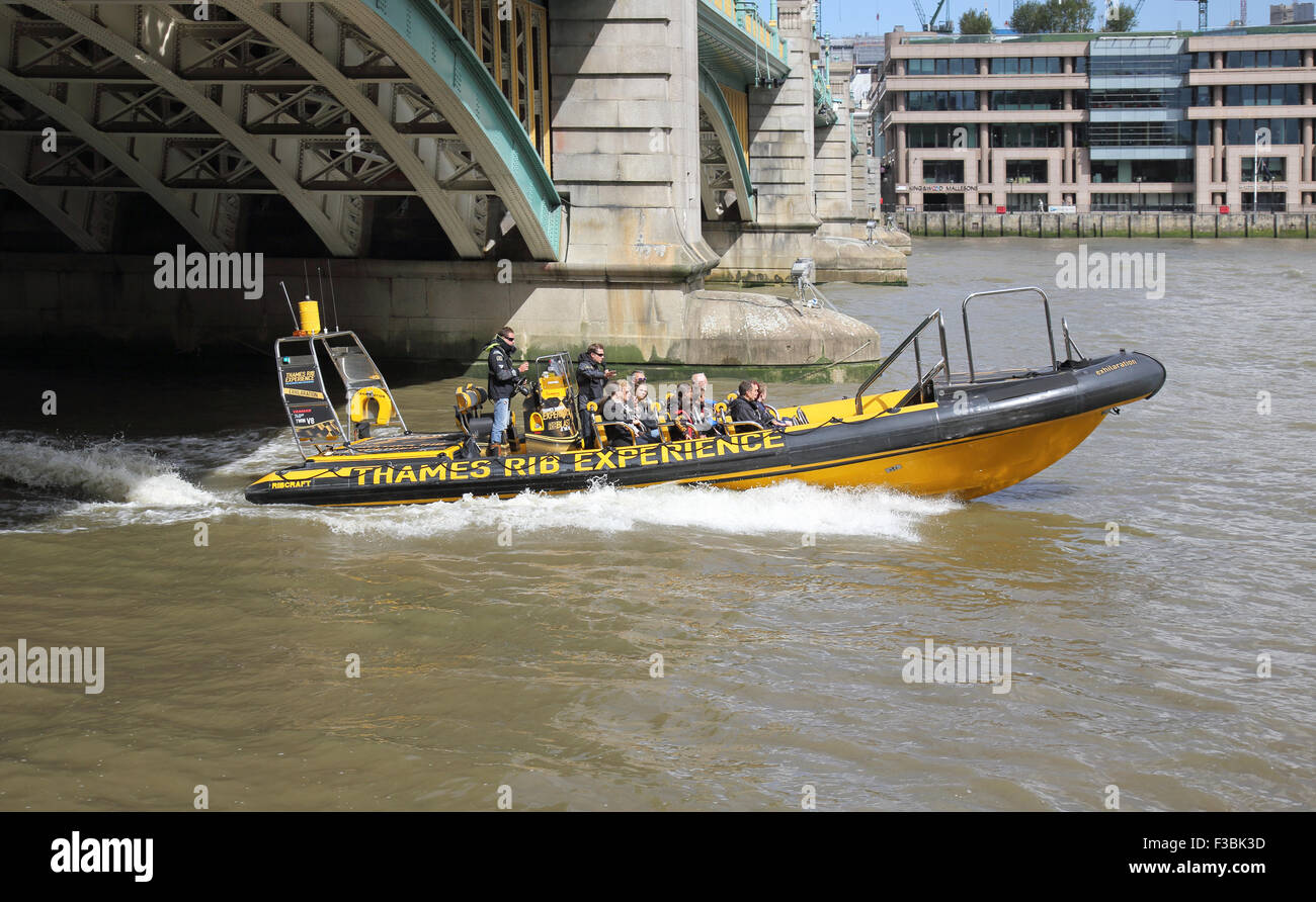 Bateau de tourisme dans Southwark Bridge sur la tamise Londres Banque D'Images Bateau de tourisme dans Southwark Bridge sur la tamise Londres Banque D'Images
