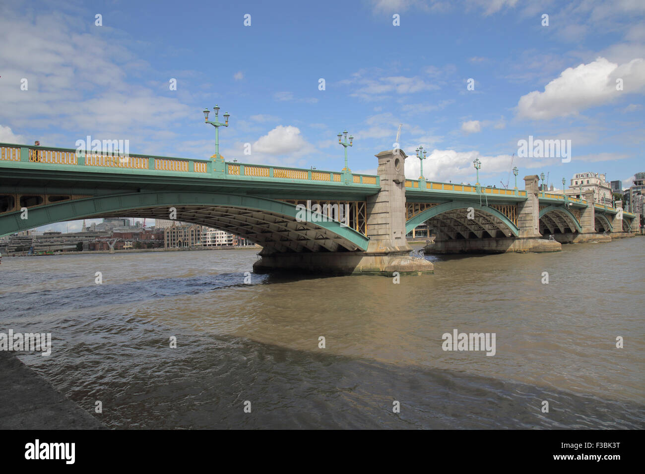 Southwark Bridge sur la tamise Londres Banque D'Images Southwark Bridge sur la tamise Londres Banque D'Images