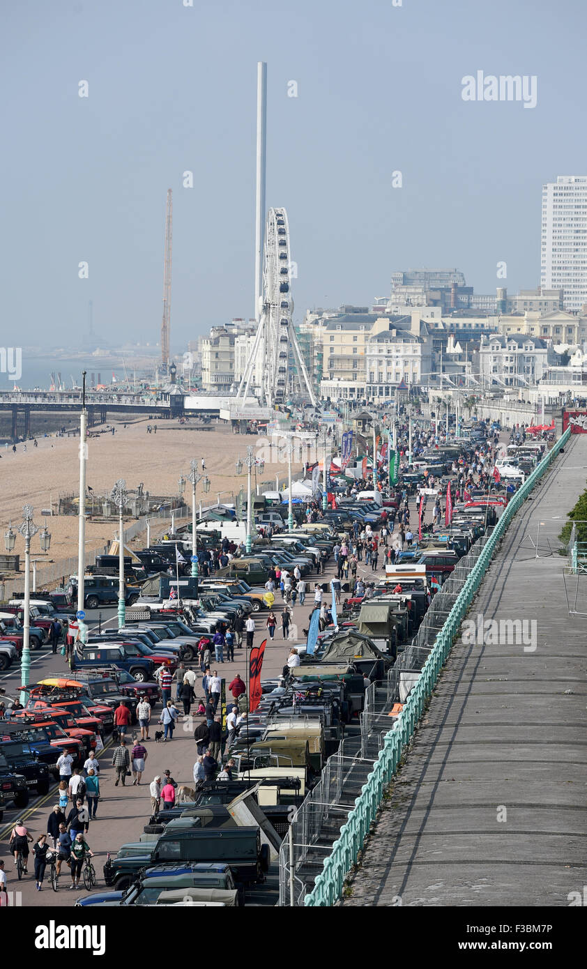 Brighton UK Dimanche 4 octobre 2015 - Des centaines de Land Rover et Range Rover propriétaires prennent part à la 17e Londres à Brighton Land Rover, qui ont terminé dans l'île de Madère en voiture sur le front Crédit : Simon Dack/Alamy Live News Banque D'Images