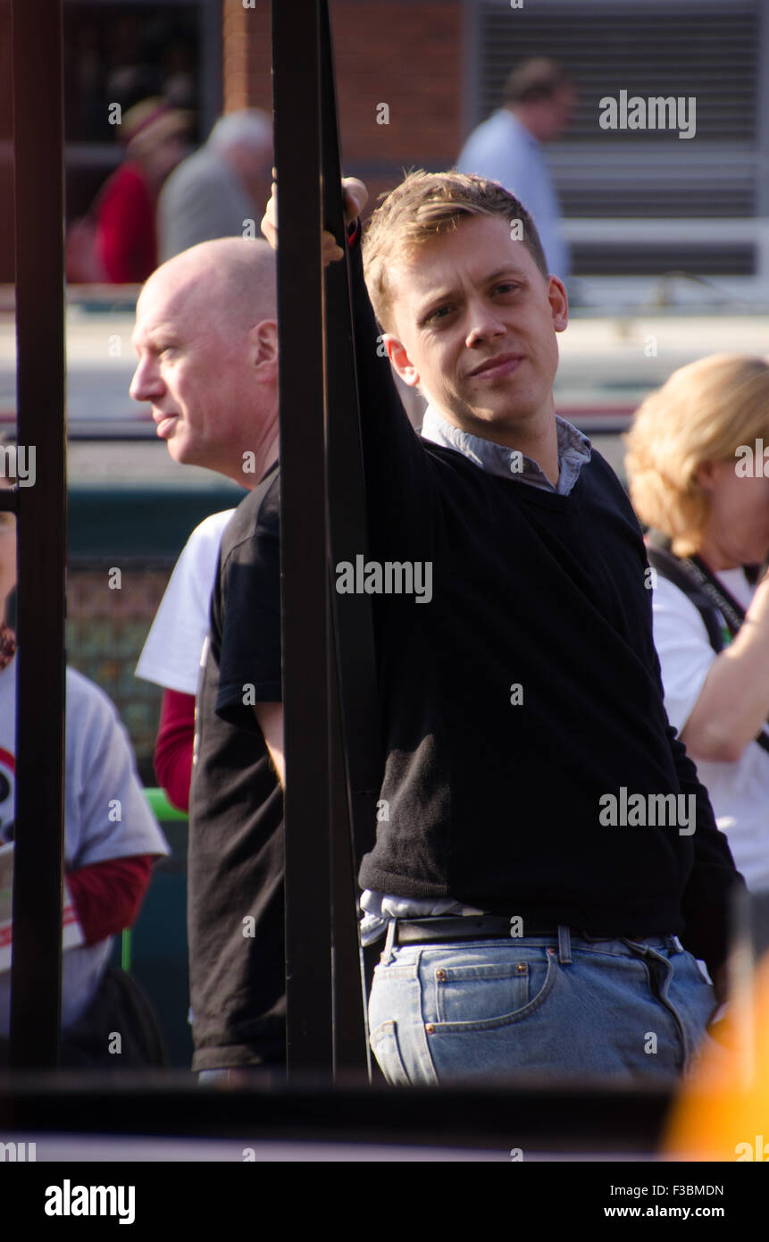 Manchester, UK. 4 octobre, 2015. Auteur et activiste politique, Owen Jones, avant de prendre la parole à la protestation contre l'austérité à Manchester, 4/10/2015 : Crédit Lee Maycock/Alamy Live News Banque D'Images