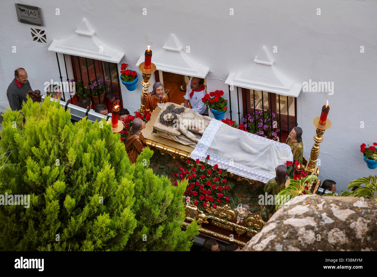 La semaine de Pâques procession Semana Santa village blanc de Mijas malaga andalousie espagne Banque D'Images