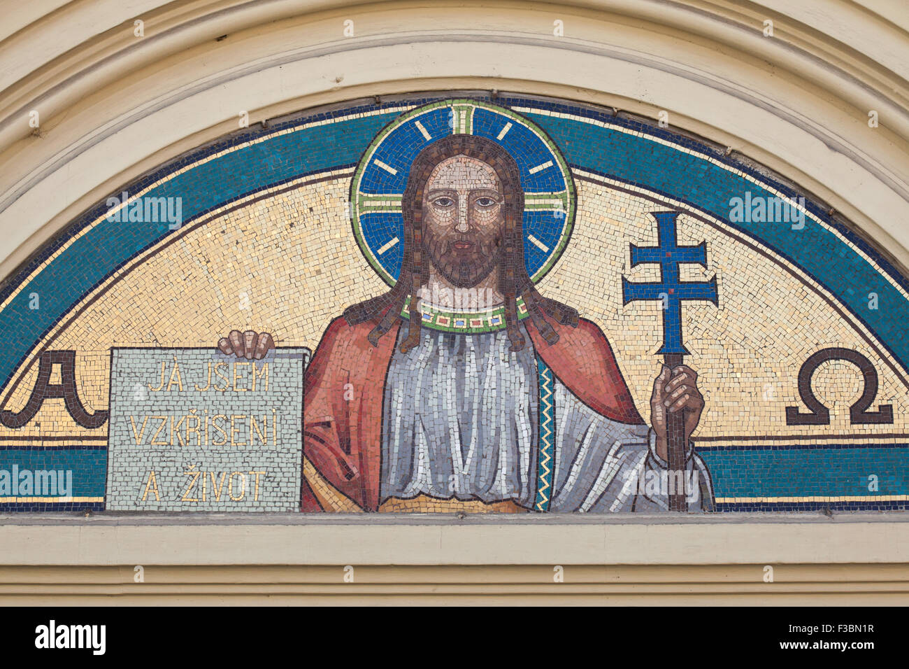 Jésus Christ représenté dans la mosaïque sur l'église de Notre Dame du Rosaire à České Budějovice en Bohême du Sud, en République tchèque. Banque D'Images