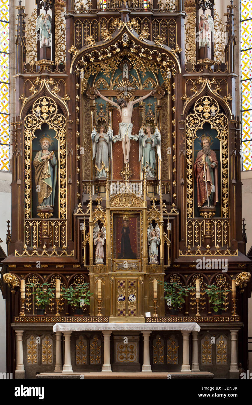 Maître-Autel de l'église de la présentation de la Bienheureuse Vierge Marie du Monastère dominicain en Bohême du Sud, Ceske Budejovice, République tchèque. L'autel néo-gothique est orné d'une copie de la peinture de la Vierge Marie de Budejovice également connu sous le nom de la Vierge Marie avec l'épis de blé. L'original de la peinture gothique du début du 15e siècle a été remplacé par la copie en 1999. Banque D'Images