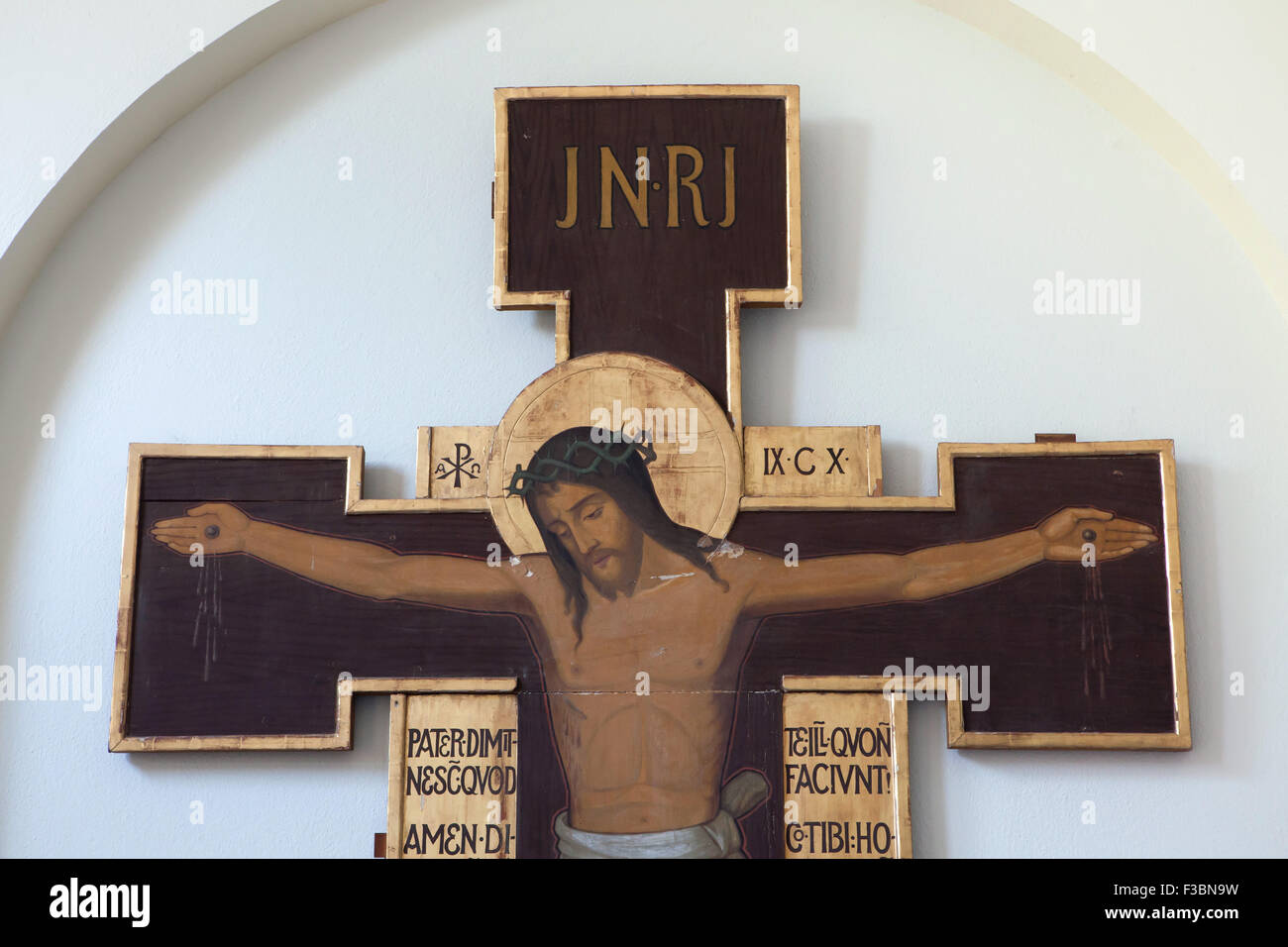 Crucifixion conçu par moine benedictin Pantaleon (Jaroslav majeur) de l'École d'Art de Beuron dans les années 1910 dans le narthex de l'église de saint Jean Népomucène en Bohême du Sud, Ceske Budejovice, République tchèque. Banque D'Images