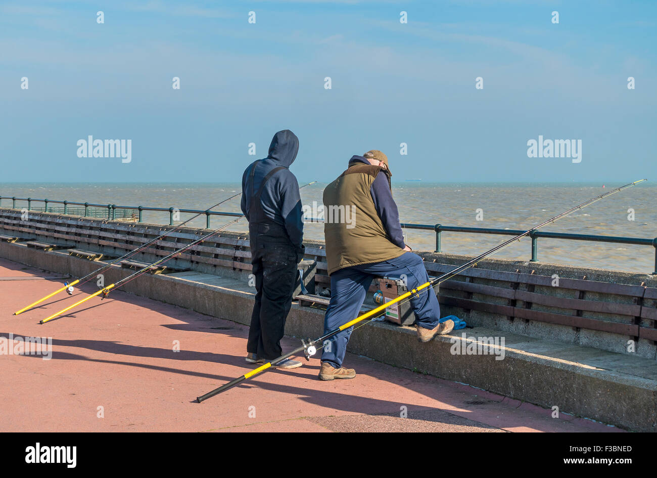 Les pêcheurs Les pêcheurs à la mer jetée de Deal Deal Kent Angleterre Ville balnéaire soleil Ciel Bleu Banque D'Images