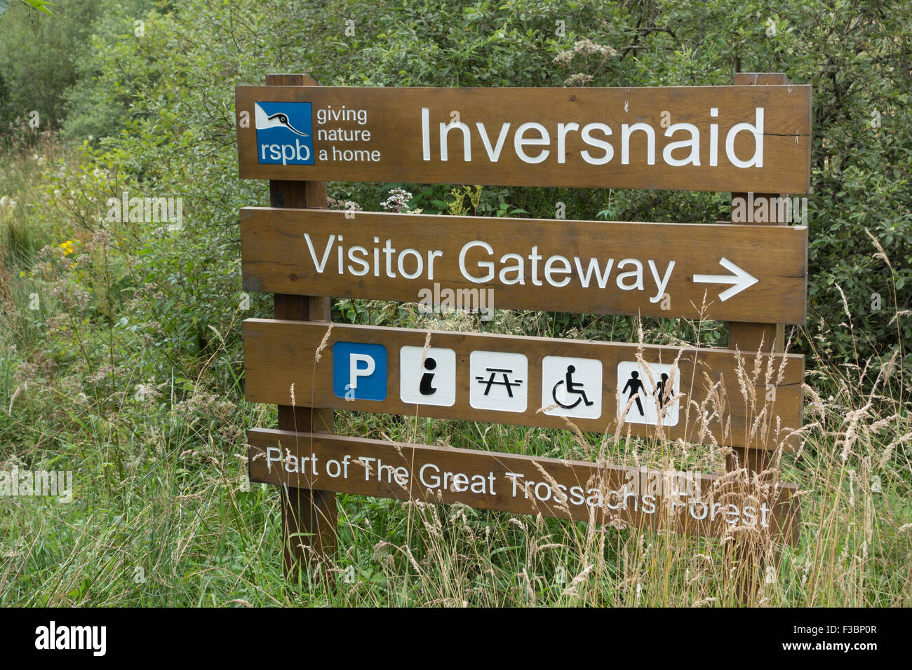 Passerelle d'Inversnaid RSPB signe, Parc national du Loch Lomond et des Trossachs, Ecosse, Royaume-Uni Banque D'Images