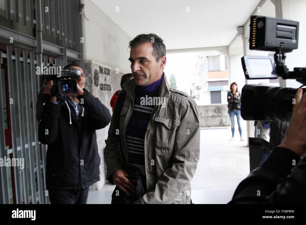 L'ITALIE, Pordenone : Francesco Ragone père de Trifone Ragone arriver au Palais de Justice le 02 octobre, 2015 à Pordenone Banque D'Images