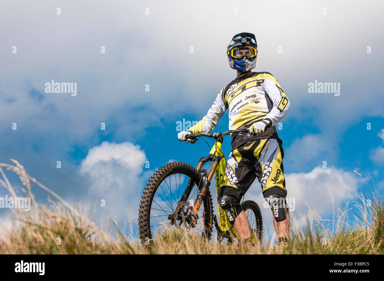 Rostrevor, Irlande du Nord. 04 octobre 2015 - George 'Gee' Atherton, deux fois champion du monde de descente, est 'The Fox' dans le défi de vélo de montagne Foxchase de Red Bull. Crédit : Stephen Barnes/Alay Live News. Banque D'Images