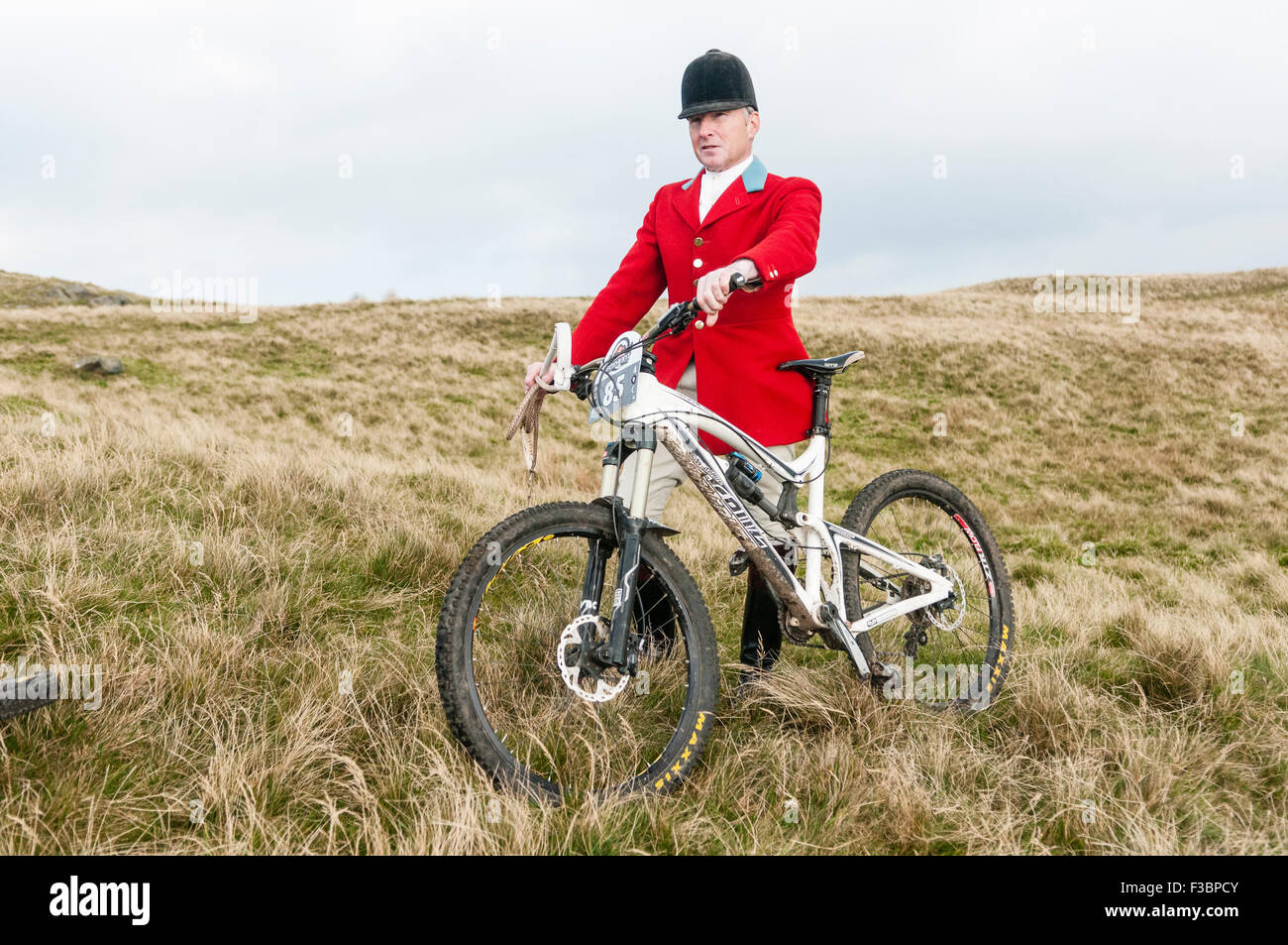 Rostrevor, Irlande du Nord. 04 Oct 2015 - Huntsman Declan Keenan avec un vélo de montagne, au lieu d'un cheval. Crédit : Stephen Barnes/Alamy Live News Banque D'Images