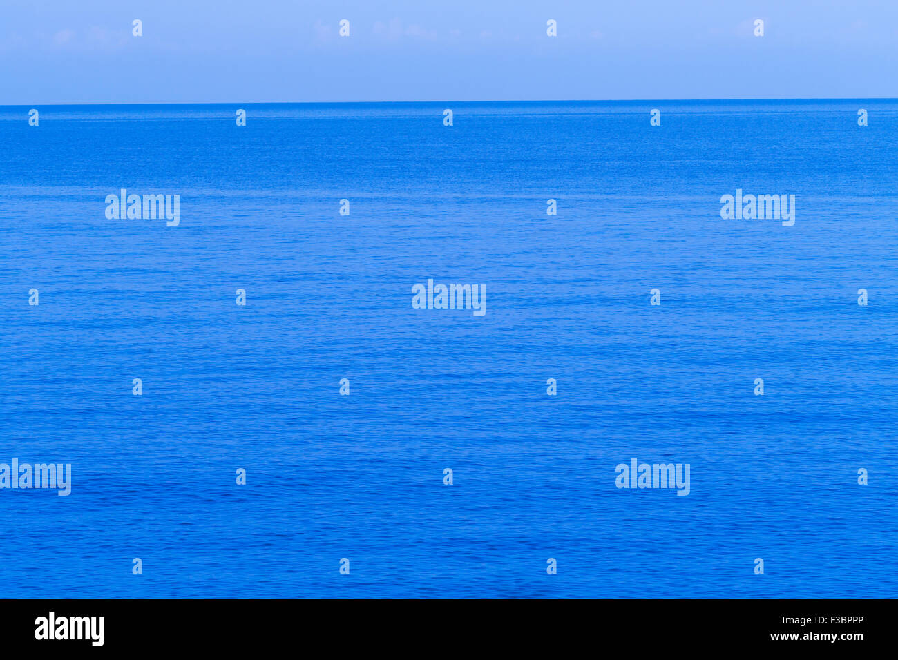 L'eau de mer de lumière ambiante avec texture bleu Banque D'Images