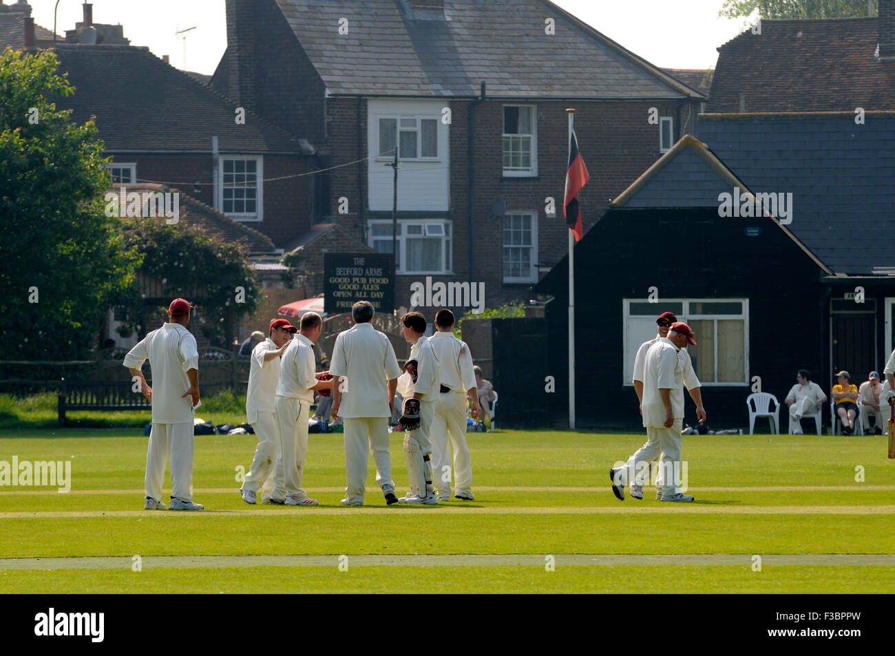 Match de cricket à Rye East Sussex England UK Europe, sport britannique batteur blanc personnes jeu ball Banque D'Images
