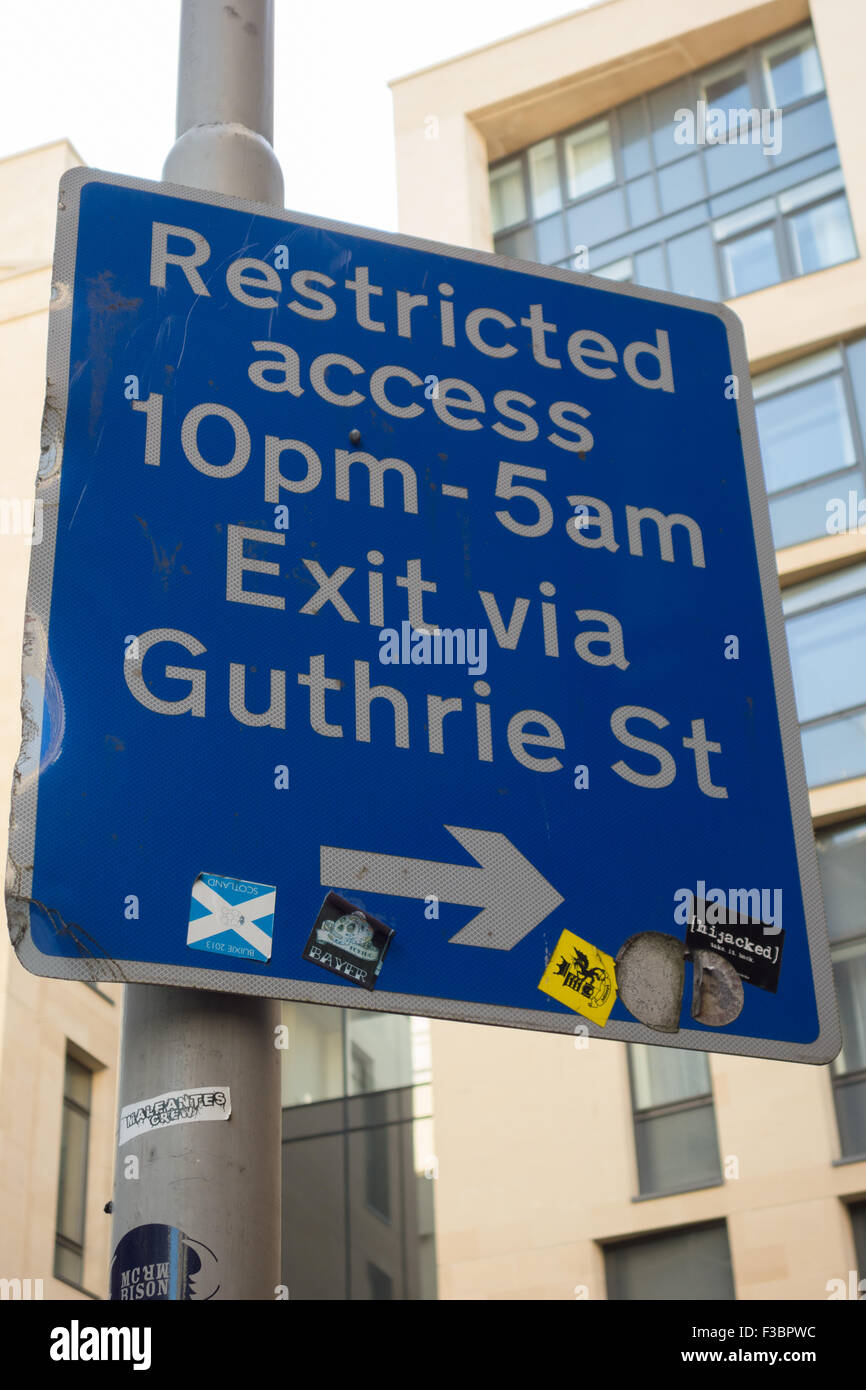 Cowgate, Edinburgh, Ecosse - panneau routier montrant qu'une grande partie de Cowgate est fermé aux voitures privées au cours de la soirée Banque D'Images