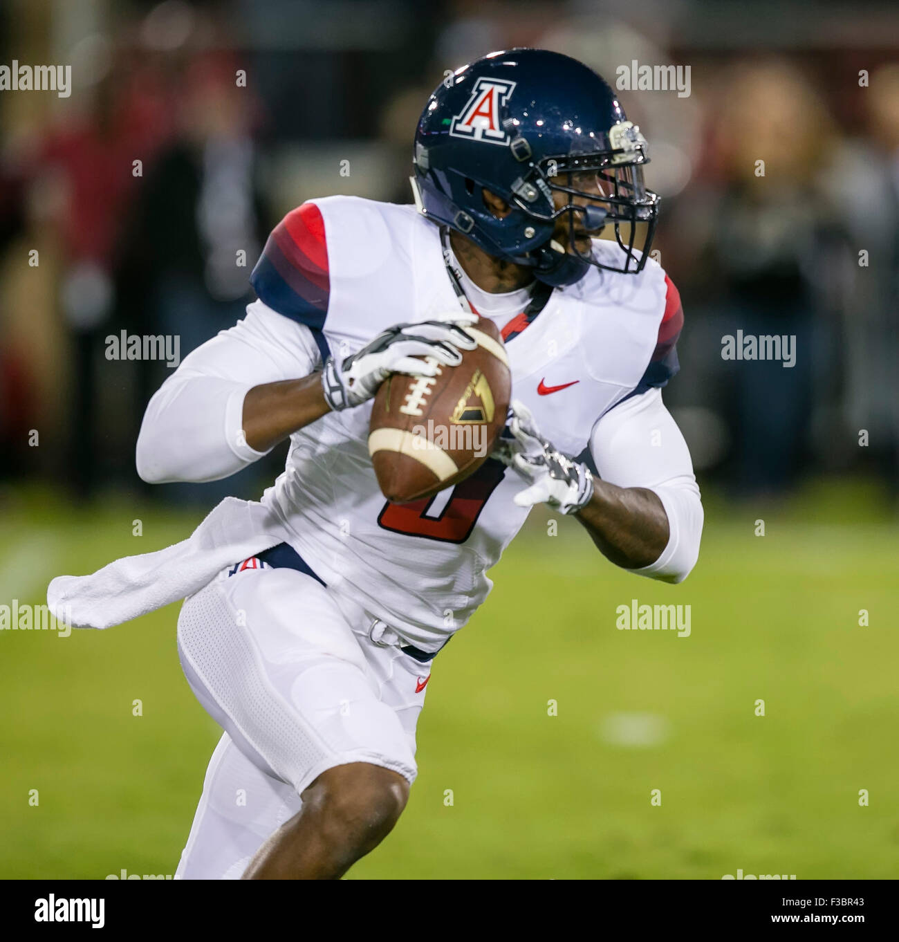 Palo Alto, CA. 3e oct, 2015. Arizona Wildcats quarterback Jerrard Randall (8) en action au cours de la NCAA Football match entre le Stanford Cardinal et l'Arizona Wildcats au stade de Stanford à Palo Alto, CA. Stanford a défait l'Arizona 55-17. Damon Tarver/Cal Sport Media/Alamy Live News Banque D'Images