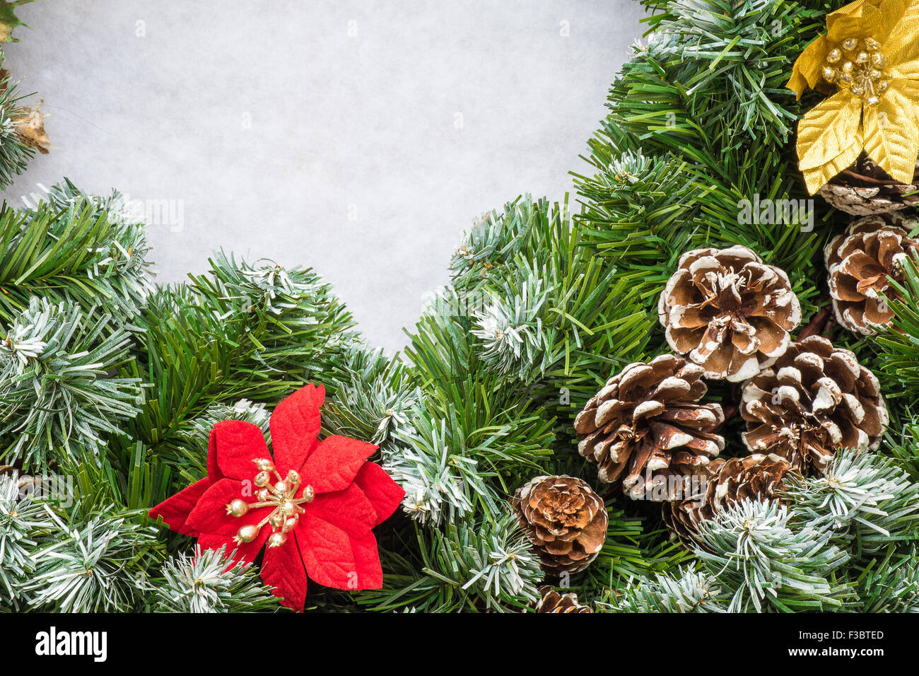 Gros plan d'une couronne de Noël avec des pommes de pin Banque D'Images