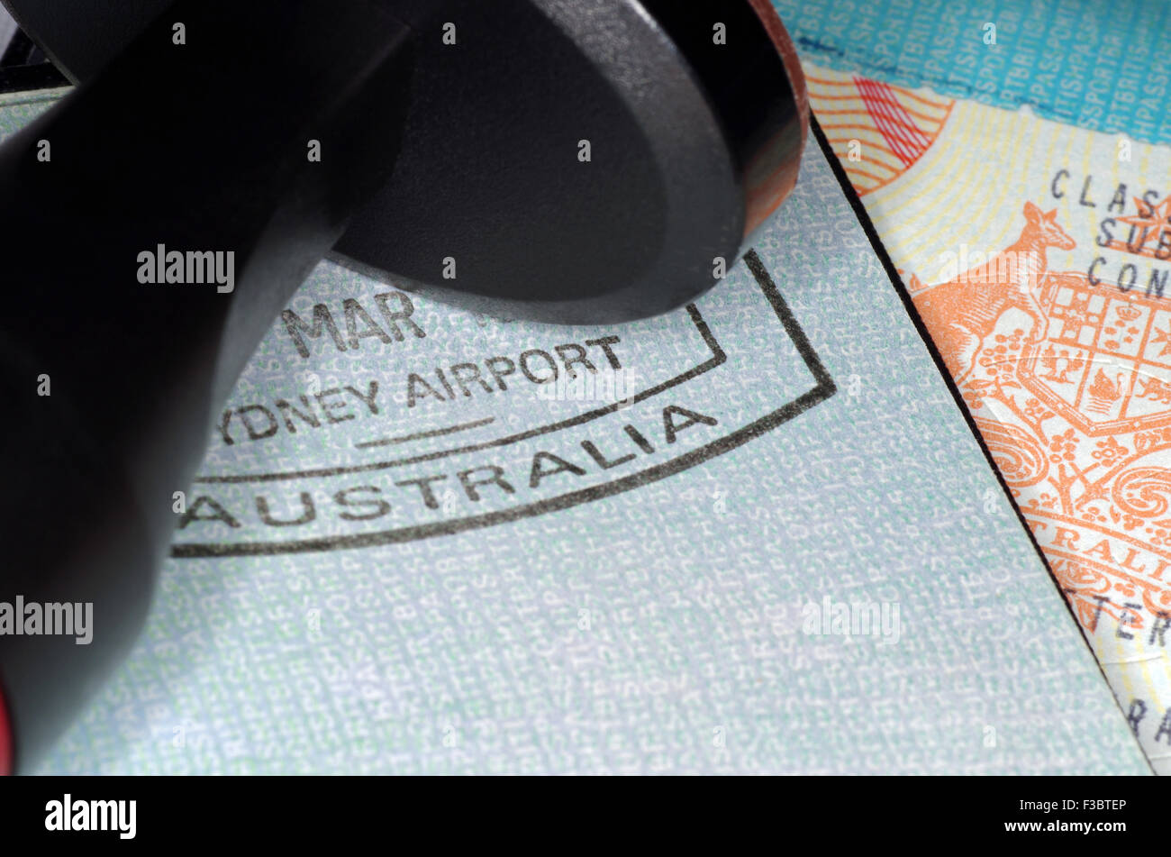 Passeport avec un visa australien et l'outil d'emboutissage Banque D'Images